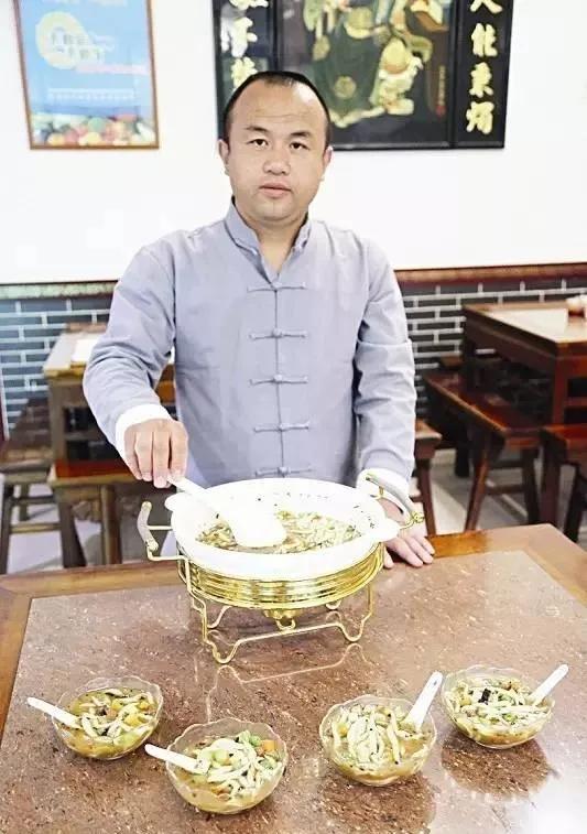 省级传承人刘宣萍在展示剪刀面