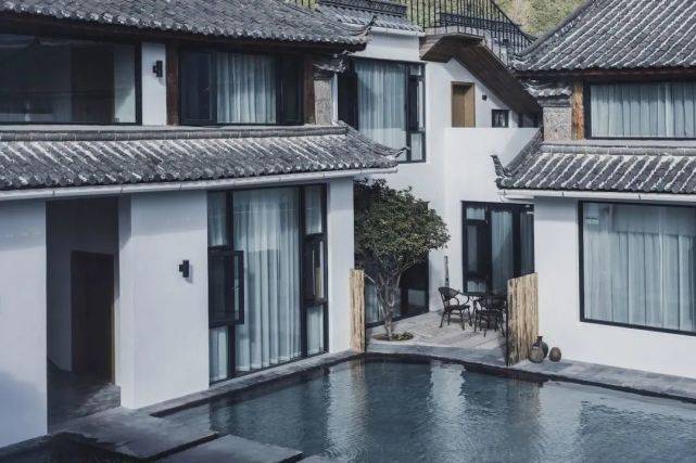 丽江五子山房民宿推荐，推开窗门抬头就能看到玉龙雪山