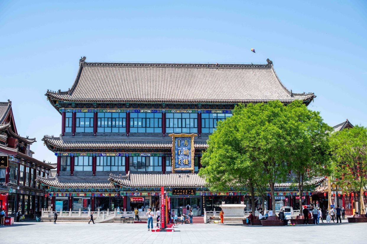 呼和浩特最早兴建的大召寺被誉为皇庙，极具观赏价值