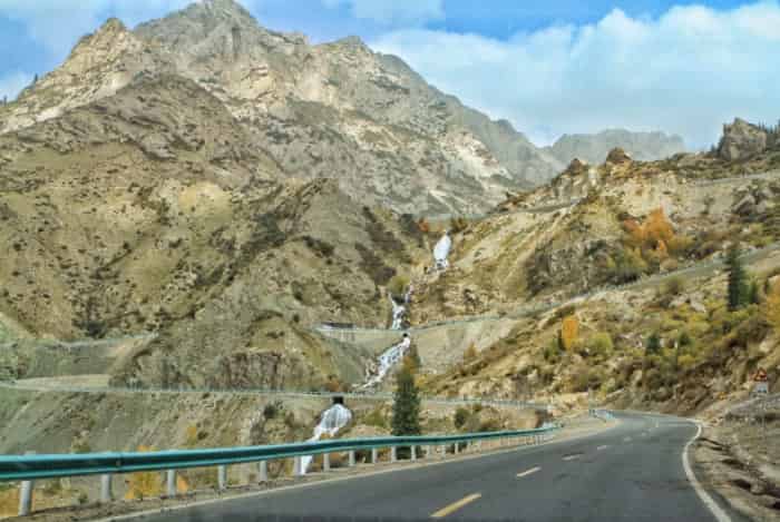 新疆独库公路线路攻略：一天走四季，十里不同天的奇妙之旅