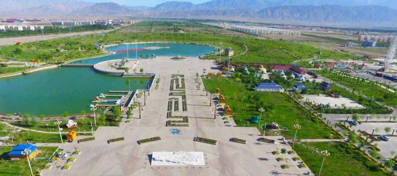 新疆和静县被称为天鹅故乡，天山南麓人文自然最美地域