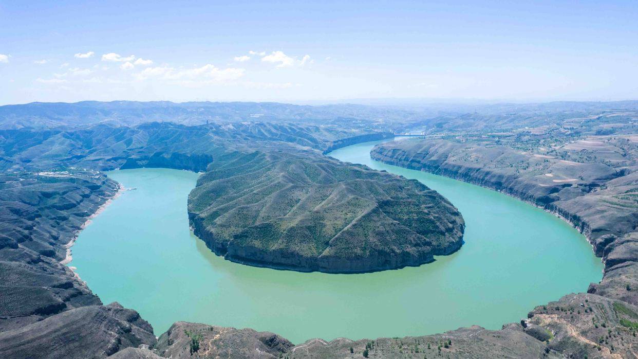 黄河峡谷被称之为黄河三峡，比九寨过还绿