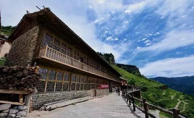 忻州市宁武芦芽山，建立在悬崖峭壁的村庄