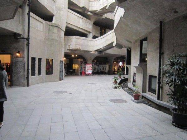 上海市虹口区1933老场坊景区，全部由水泥浇筑，世界上仅剩三座