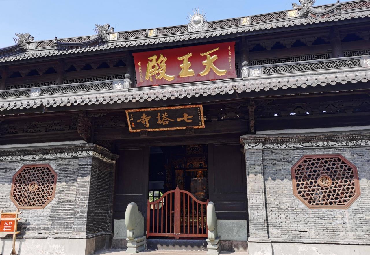 浙江宁波市区马路边上的一座寺庙，距今有1140年历史