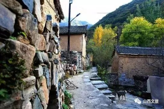 山西大山里有一个低调的小村庄,站在村中有独揽乾坤之感