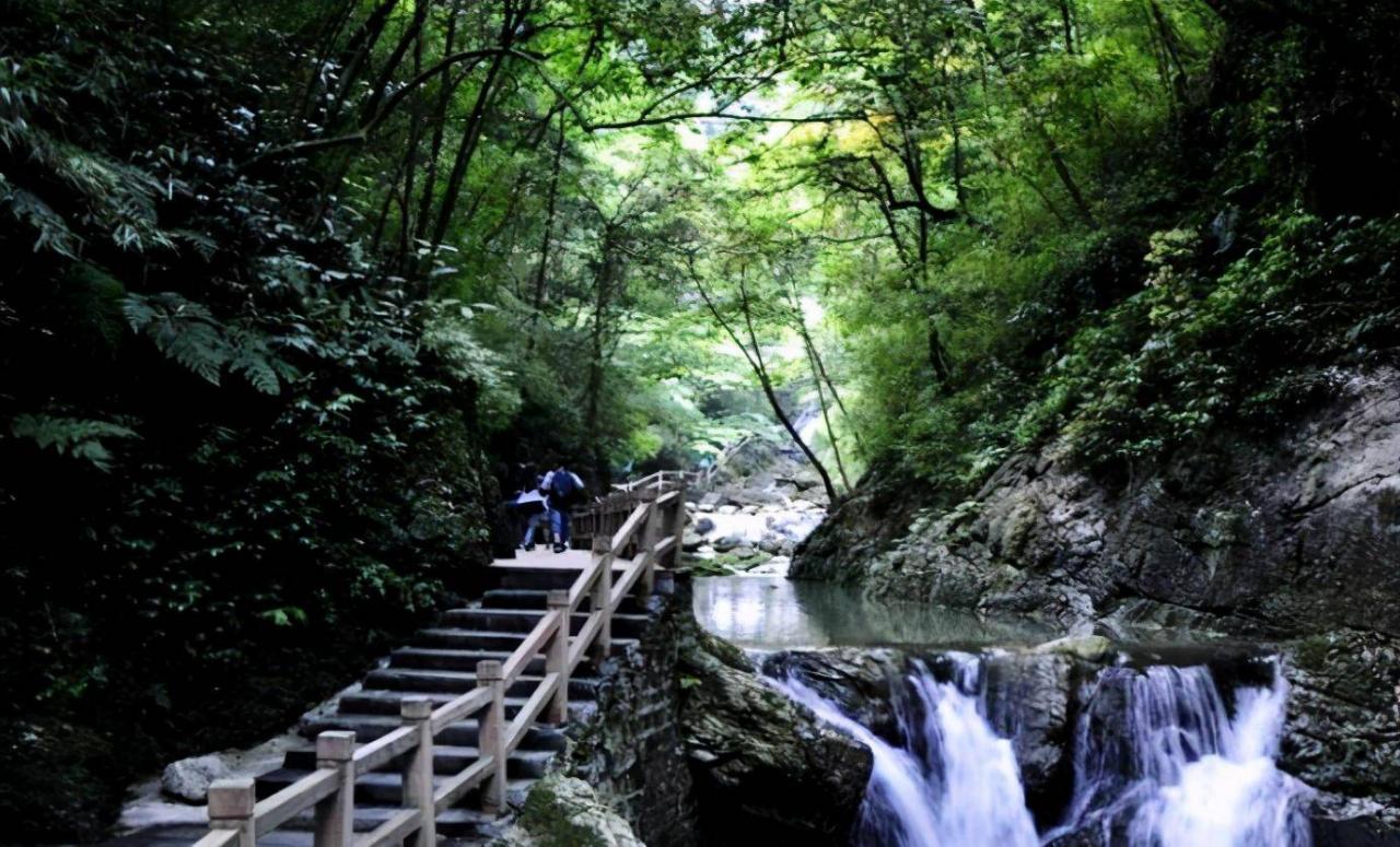 重庆北泉风景区，距离市区仅52公里，目前免门票开放