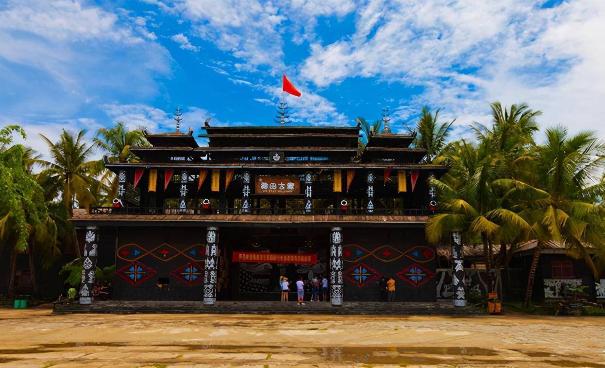 海南的椰田古寨景区人称古寨圣地，门票10元