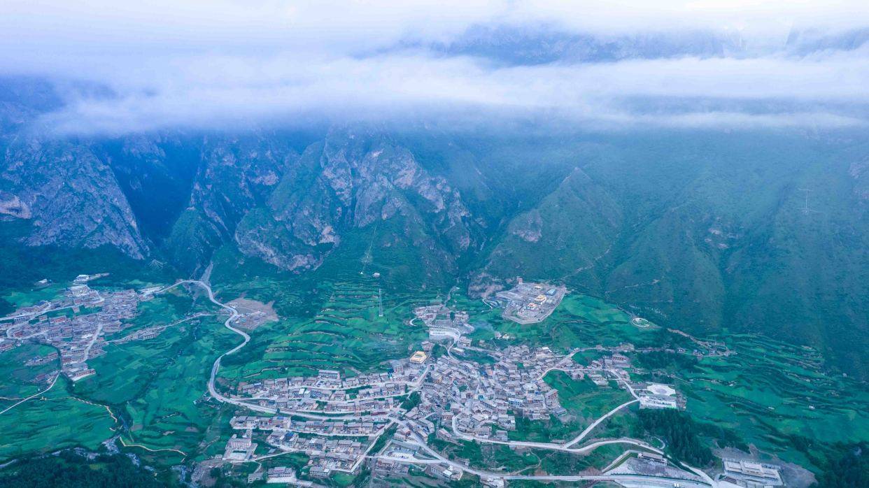 甘南旅行必去的寺庙甘南郎木寺，山水环绕景色十分秀丽