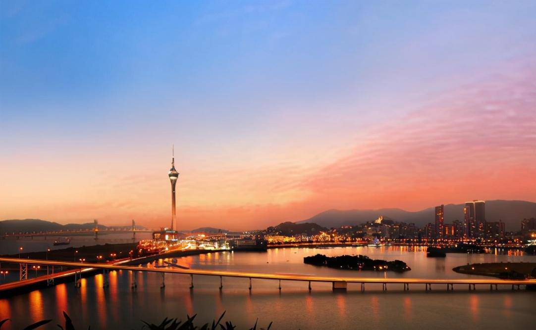 这座滨海城市离珠海只有一座桥的距离，景色不输葡萄牙