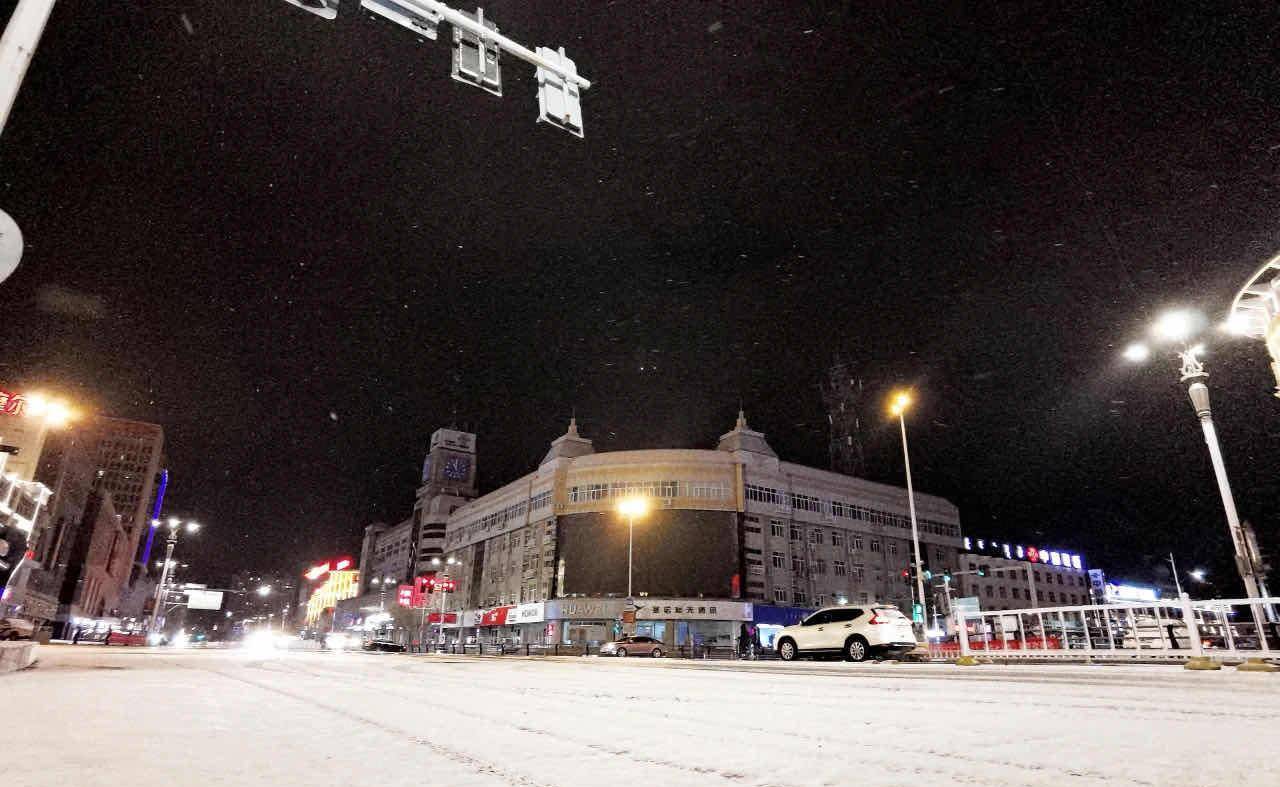 内蒙古锡林郭勒草原便迎来了初雪，在北方的寒夜里大雪纷飞