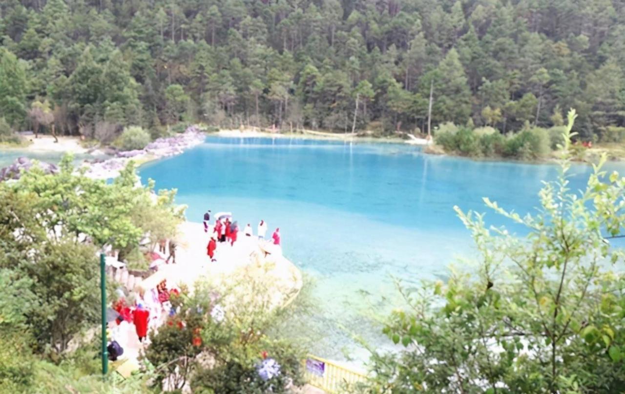 玉龙雪山下湖水透澈湛蓝，美景令人如痴如醉