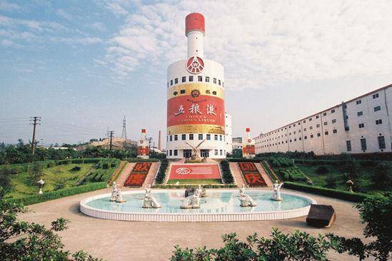 四川超奇葩建筑，五粮液酒瓶建筑物