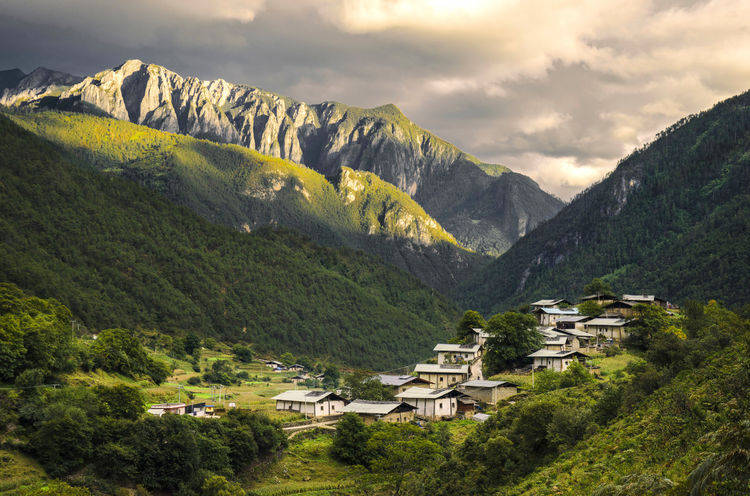香格里拉尼汝村旅游介绍，日出而作日落而息，犹如世外桃源