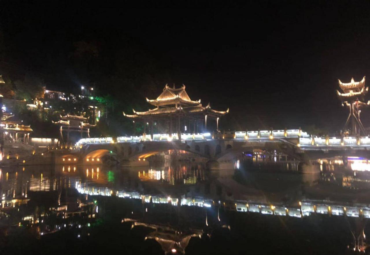 芙蓉镇和凤凰古城哪个值得去？详细对比