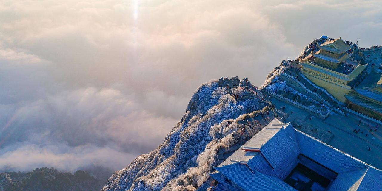 下雪后的峨眉山仿佛如仙境一般