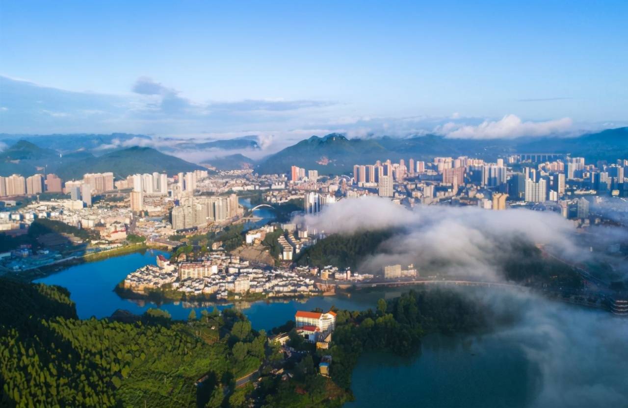 贵州养老县城，有一座机场，还有5A级景区