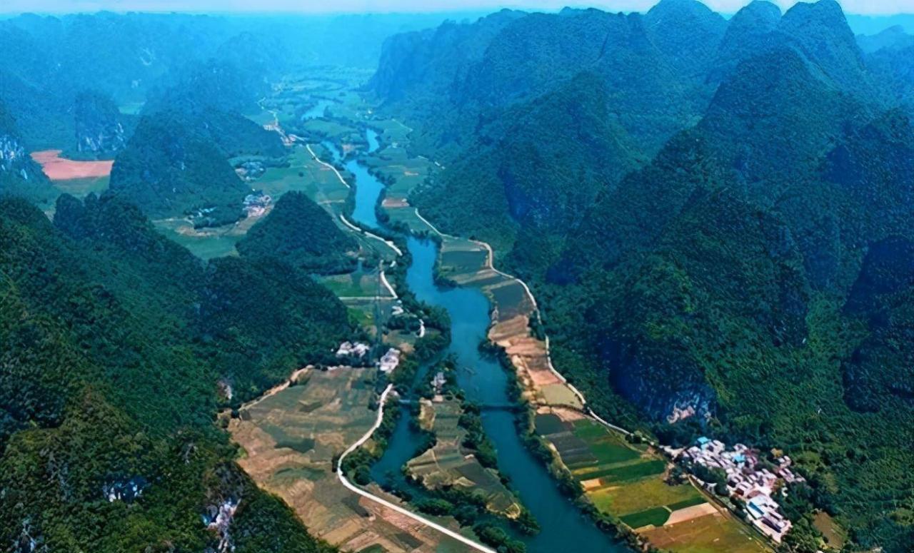 广西原生态景区，河水竟是黑色的
