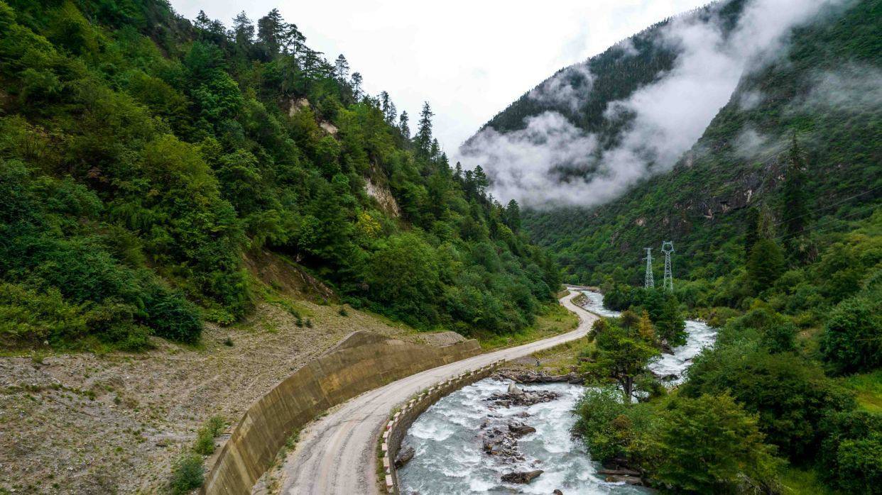 进藏路丙察察被誉为走最烂的路，看最美的风景的道路