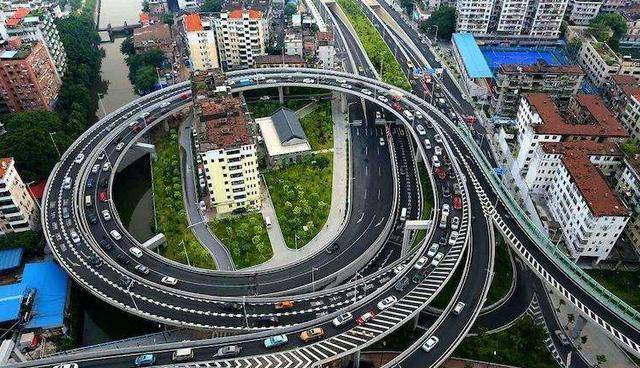 中国最牛钉子户，投资上亿将它包围，现在却成特色景点