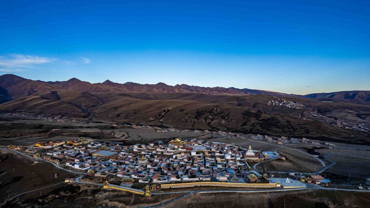 四川阿坝州这座寺庙的日出日落超美，看过终生难忘