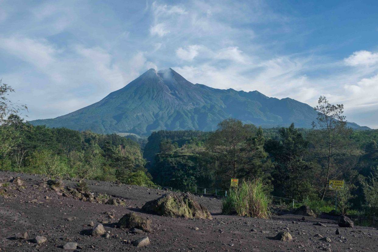 印尼默拉皮火山被誉为不灭之火，有着令人生畏的风景