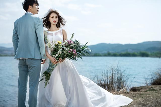 婚纱照怎么选大相框？婚纱照相框怎么挂墙上