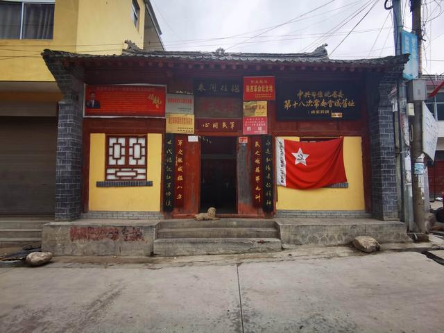 草地返春大家爱 一日九迁福旺来是什么肖