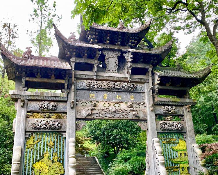 杭州凤凰山游玩介绍，山路清幽植被丰富，适合爬山