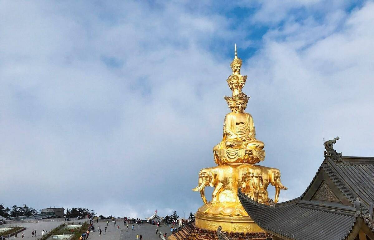 峨眉山金顶也称华藏寺，中国的佛教圣地，普贤菩萨的道场
