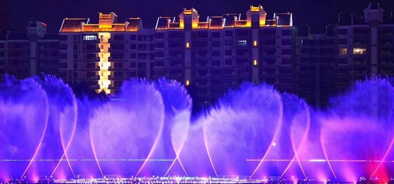 揭阳市音乐喷泉广场，最高可达191米，亚洲第一高