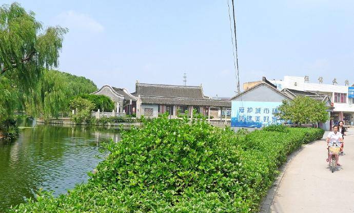 江苏盐城伍佑古镇历史资源丰富，如今被拆除重建