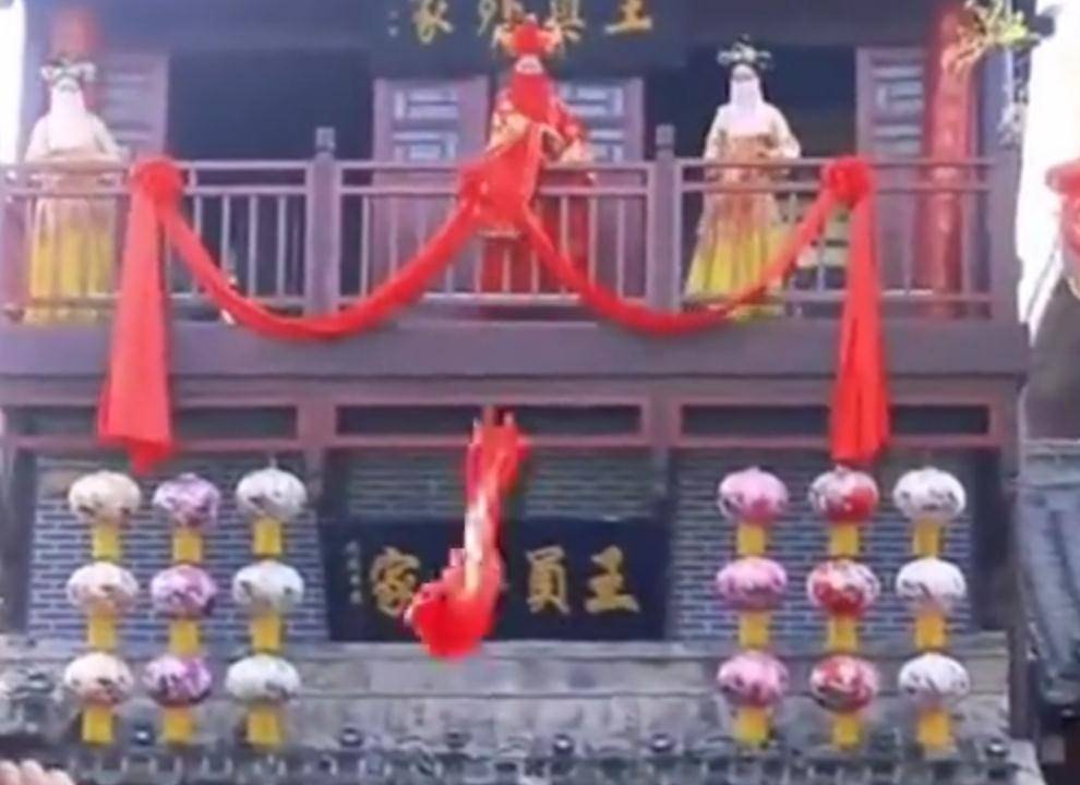 河南景区内小姐姐抛绣球招亲，一年结婚1000多次