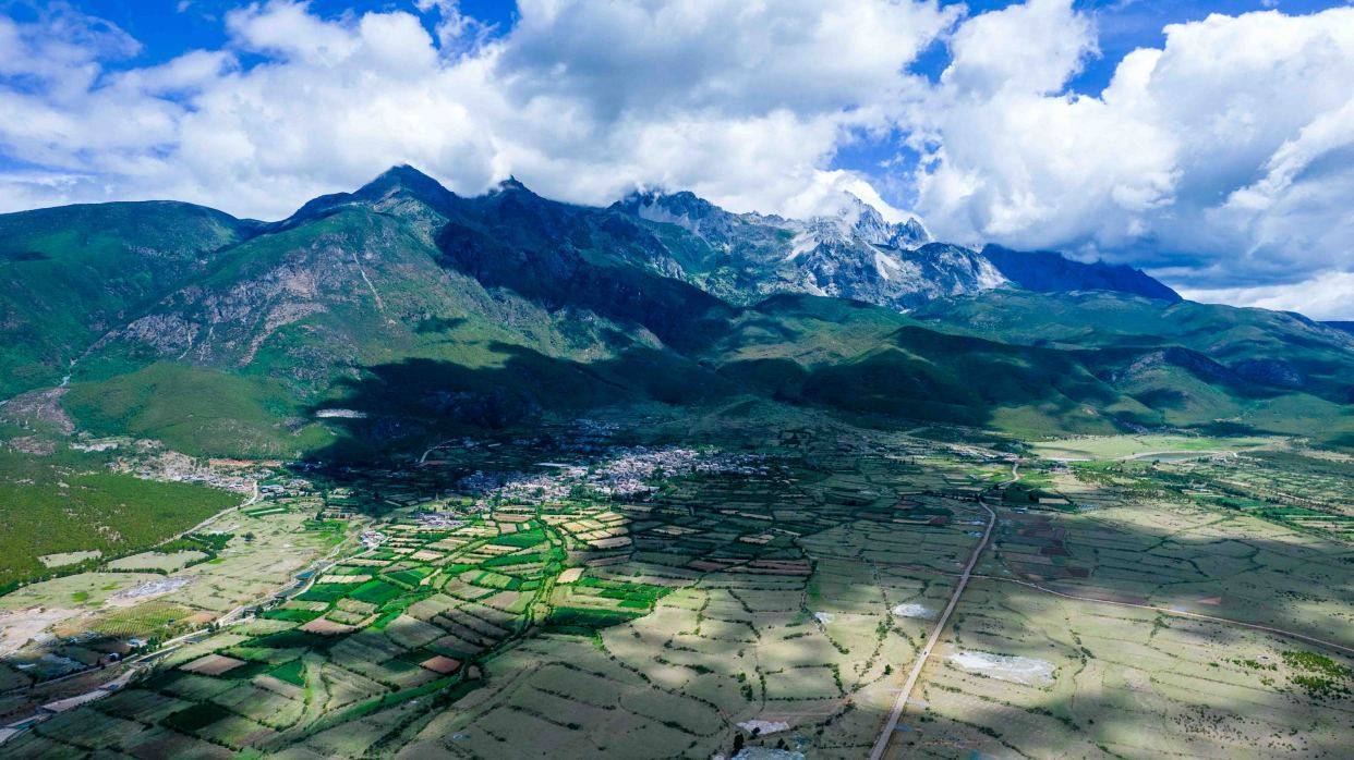 丽江纳西族村落，就在雪山脚下，宛若一处隐世秘境
