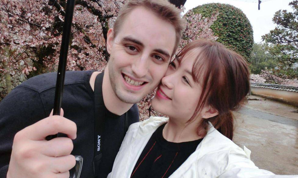 看到中国男人蹲下给女孩系鞋带，英国姑娘惊呆了