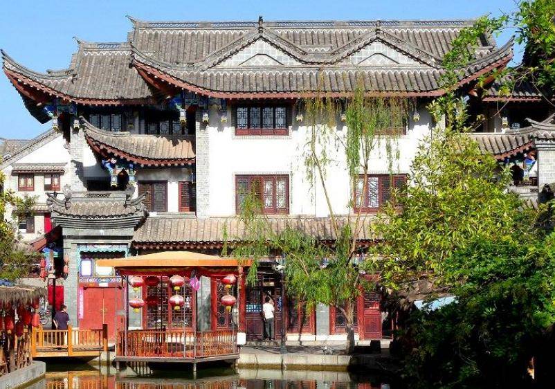 云南彝人古镇游玩介绍，投资100亿元彝族风格古镇
