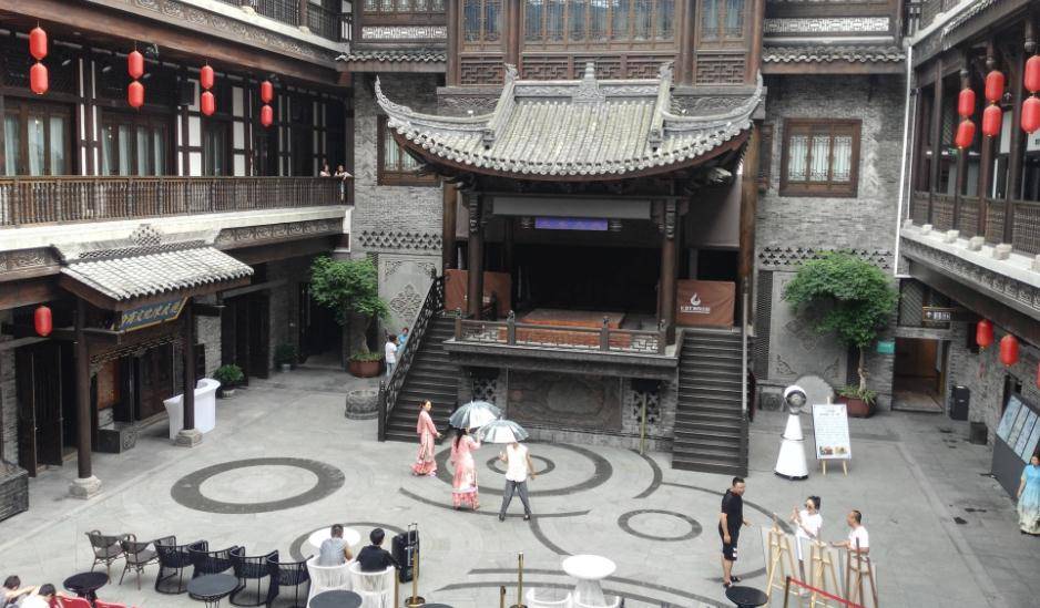 重庆弹子石老街游玩介绍，开业两年没游客电梯都已停运