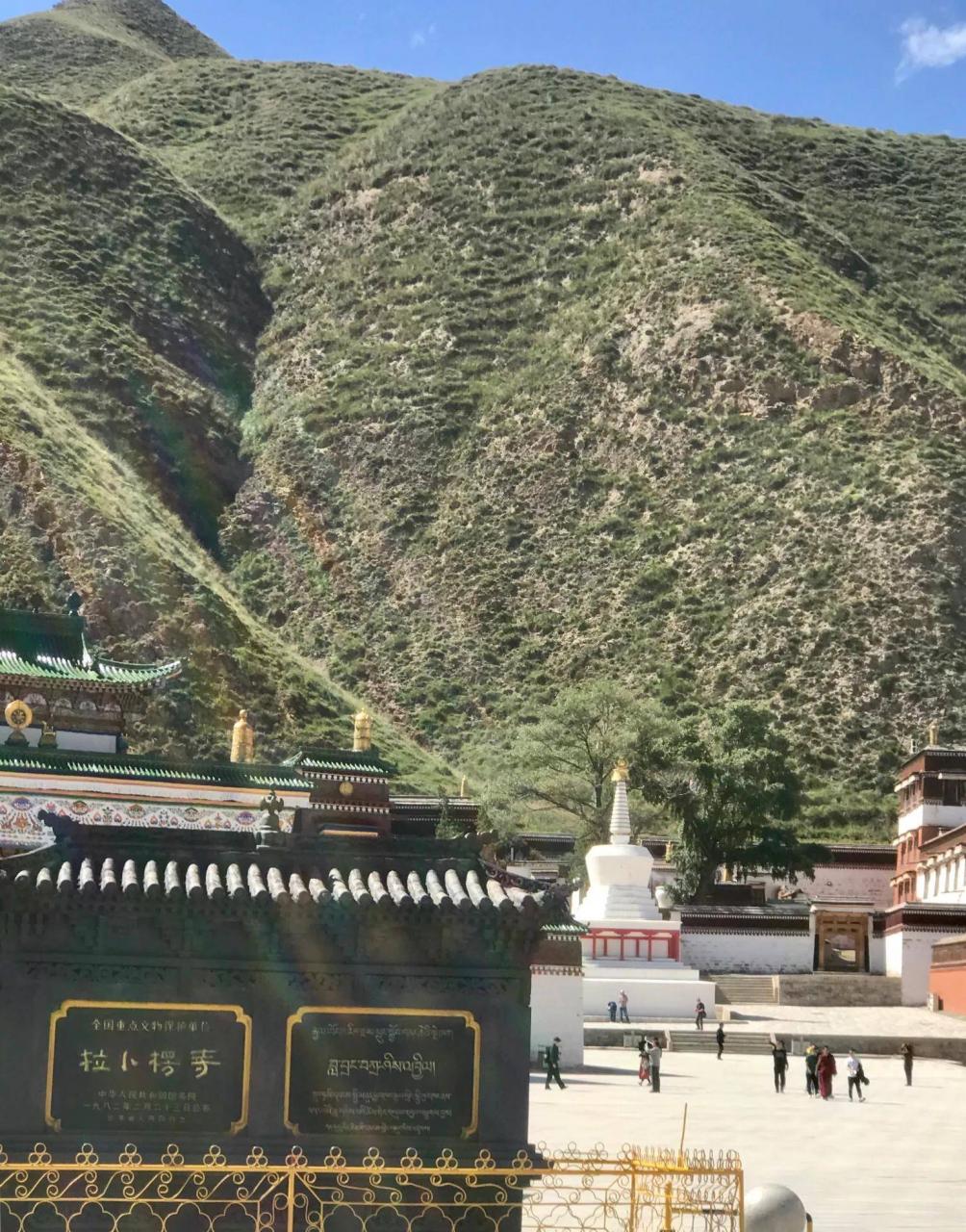甘南旅游介绍，拉卜楞寺穿行于红白院墙之间